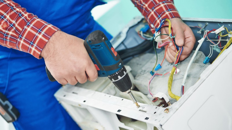 Keçiören Ariston Ariston çamaşır makinesi kart tamiri – Su almama arızası orijinal parça ile giderildi. - Teknik servis örneği
